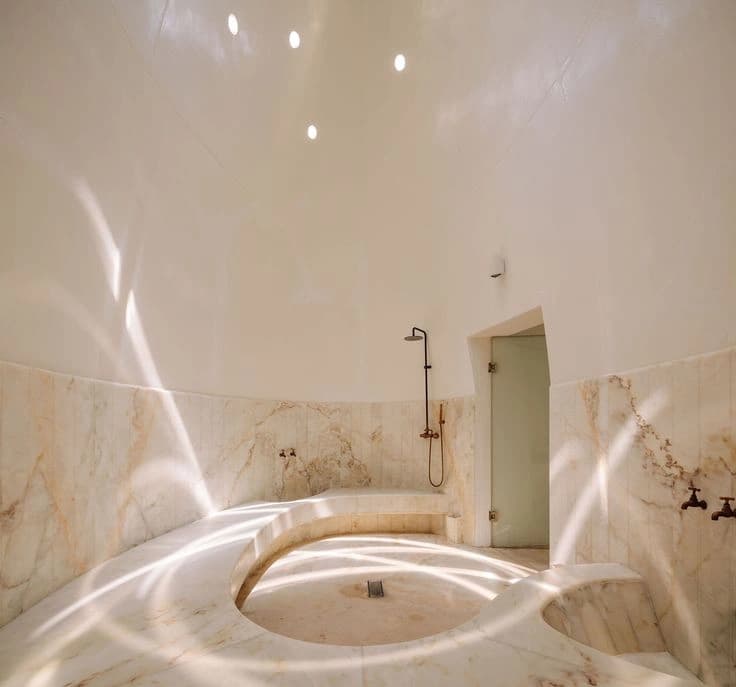 Bain en marbre veiné, lumière douce