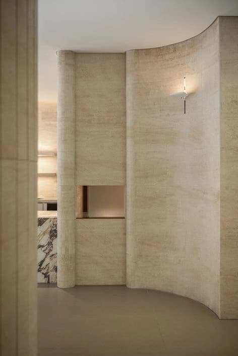 Douche en travertin aux parois courbes