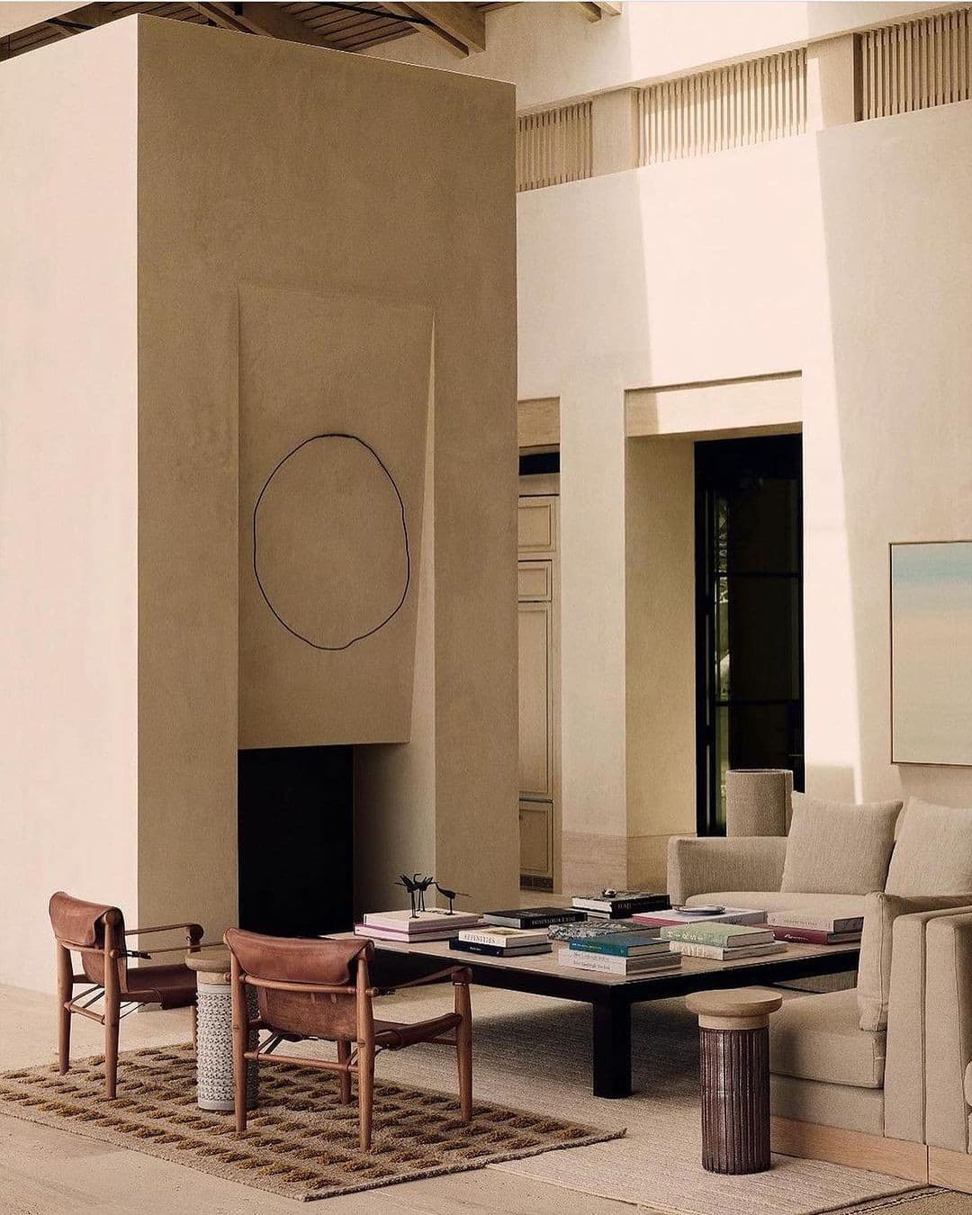 Salon de réception, mobilier bois et cheminée