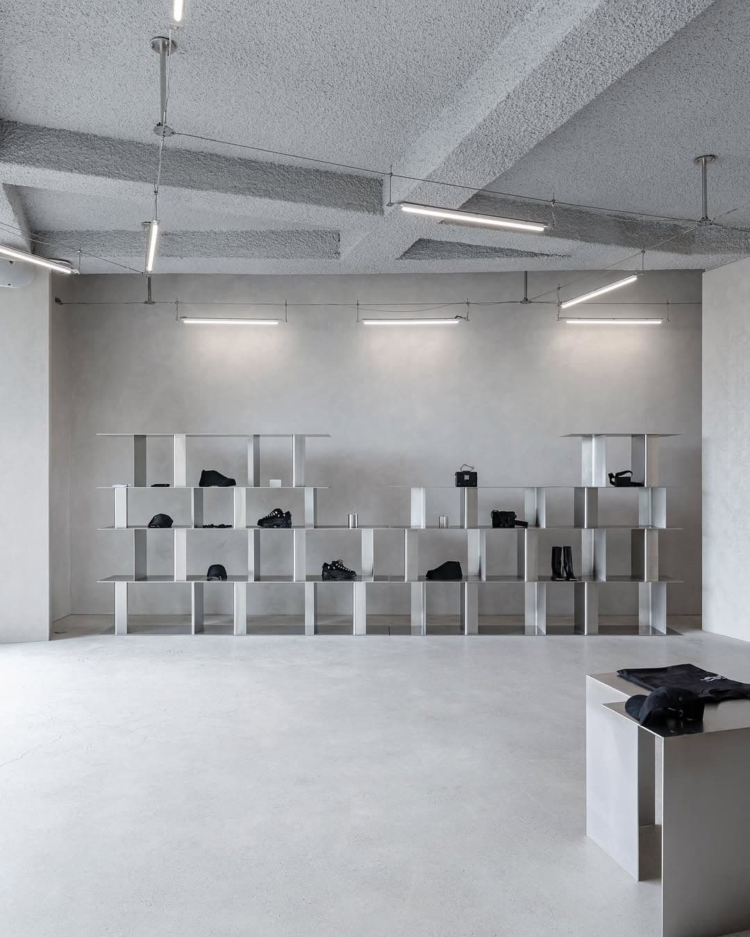 Showroom aux tons gris, structure apparente