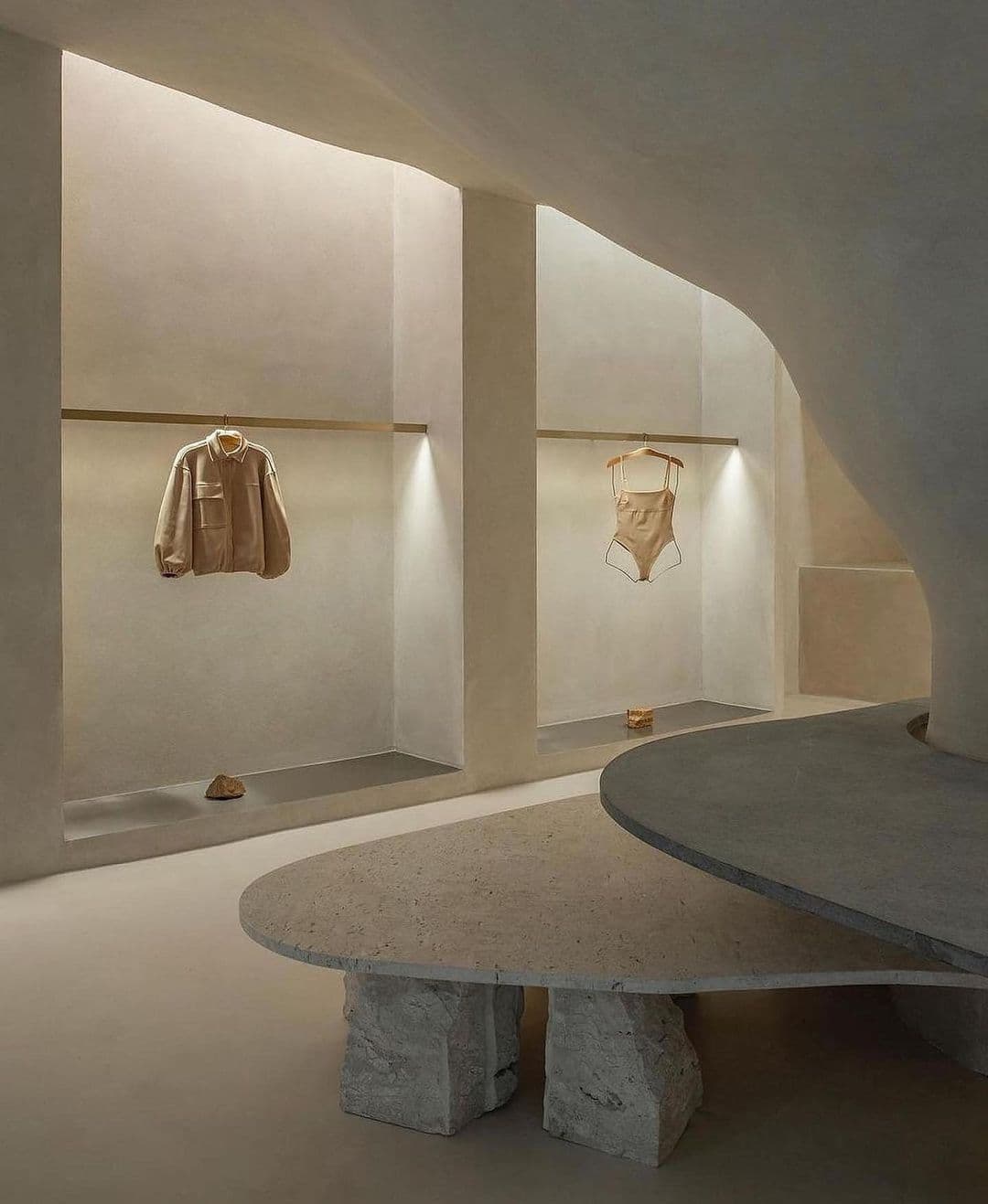 Boutique de prestige en tons sable et travertin, agencement minéral