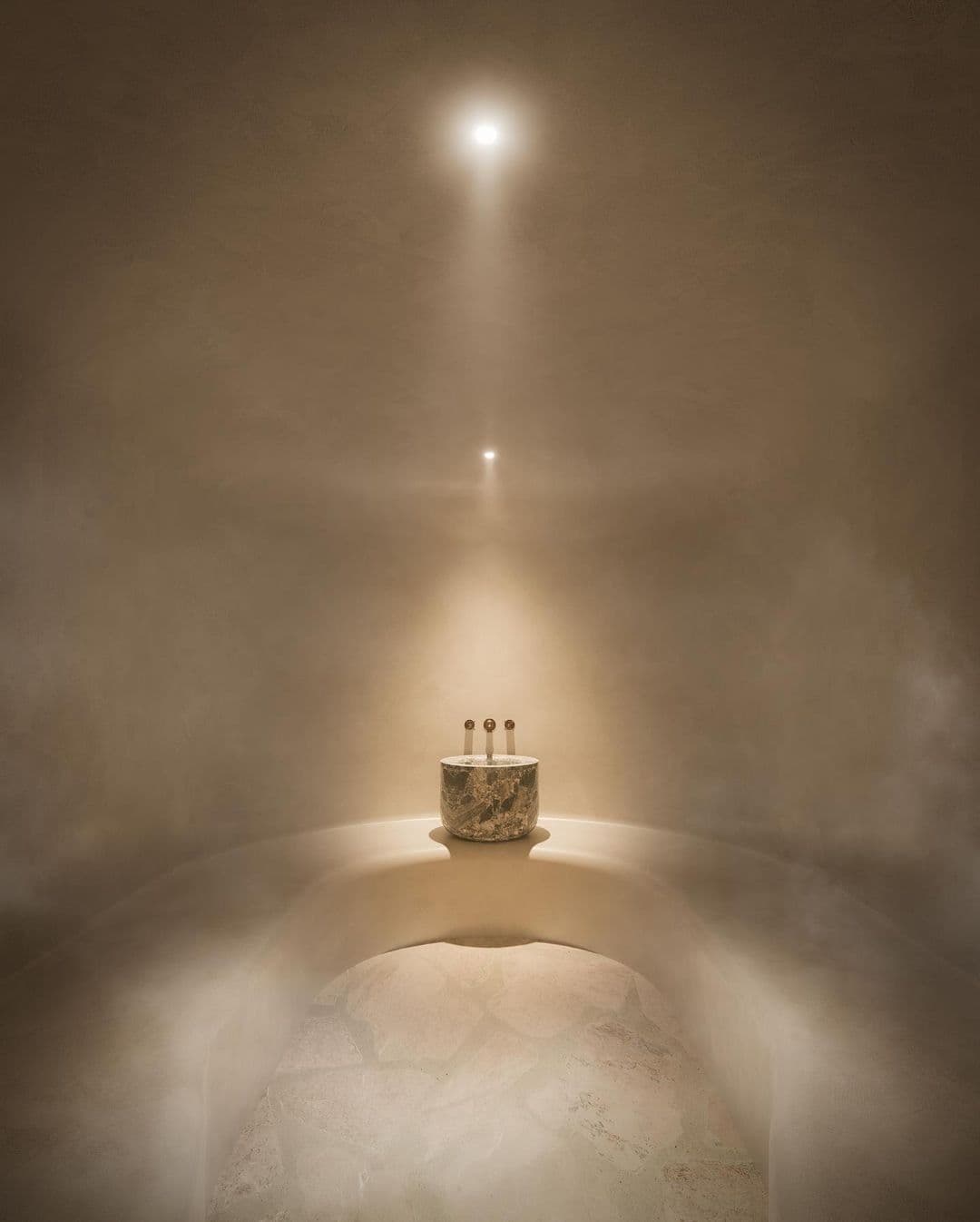 Hammam dans la vapeur, lumière zénithale